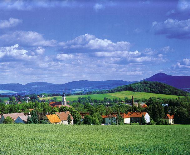 Blick &uuml;ber Seifhennersdorf auf die Lausche